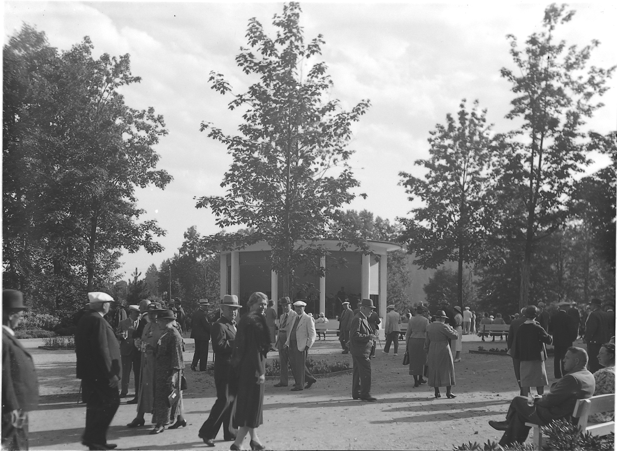 Jodwassertrinken im Kurpark (Marey, um 1930)