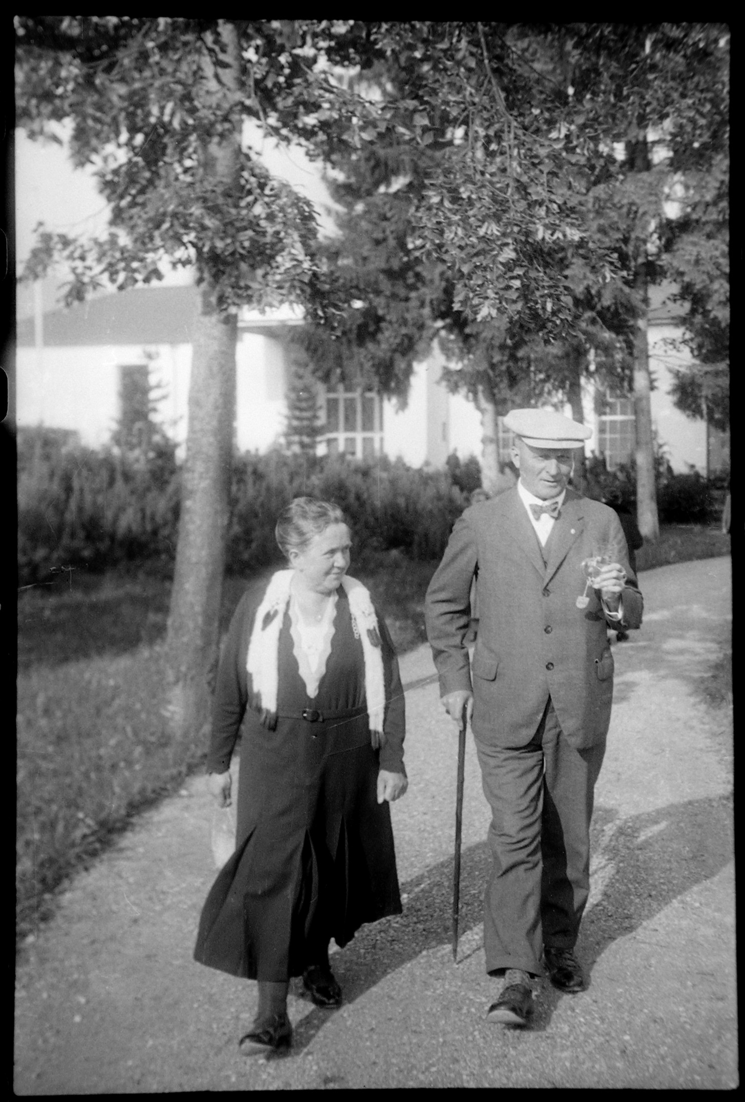 "Wandeln" & Jodwassertrinken - die Grundpfeiler der Jodkur (Marey, nach 1930)